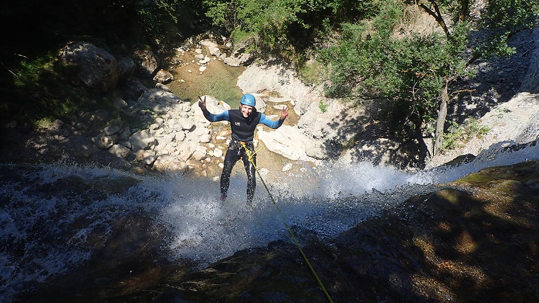 rappel de 30m dans ce canyon des Ecouges en isère