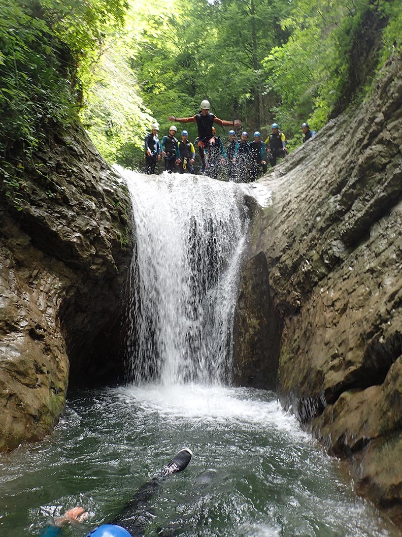 un groupe en haut du saut, canyoning proche de lyon