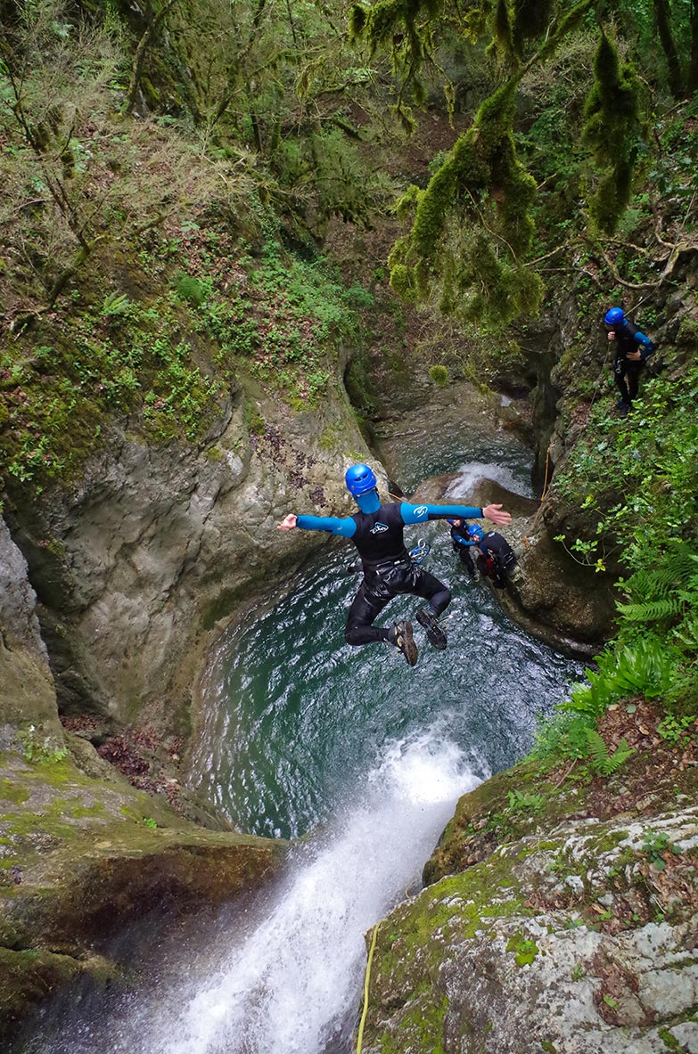 un saut en canyoning, proche de Grenoble et Lyon