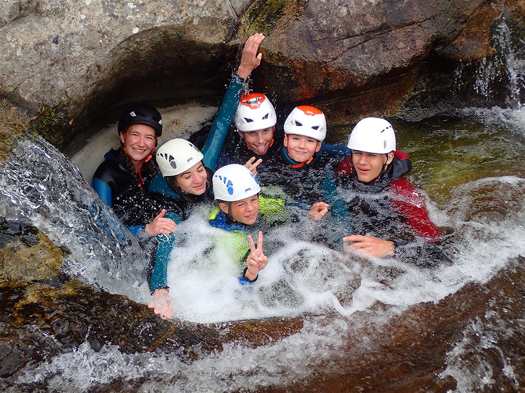 groupe famille en canyoning dans le Furon à Grenble