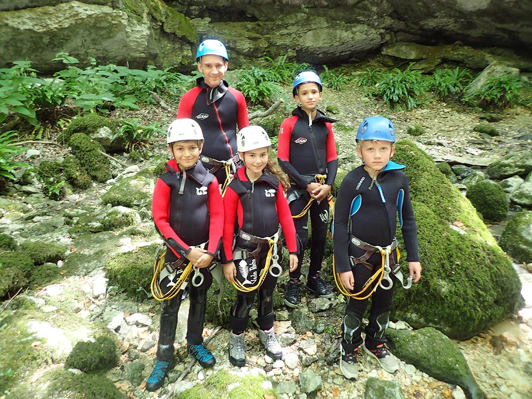 un groupe de petit en canyoning dans le Vercors près de Grenoble