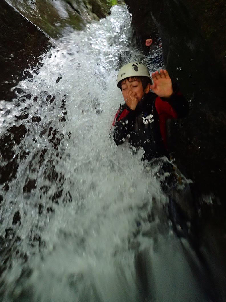 un peu d'eau en canyon famille