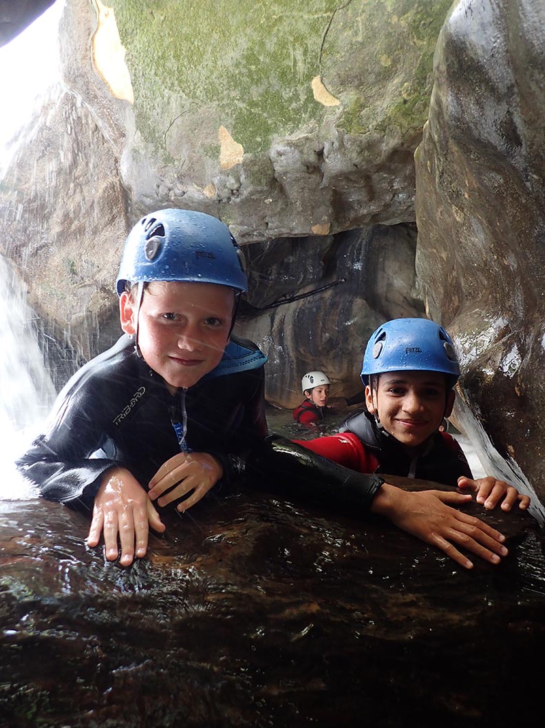 des enfanst en canyoning à Grenoble en Isère