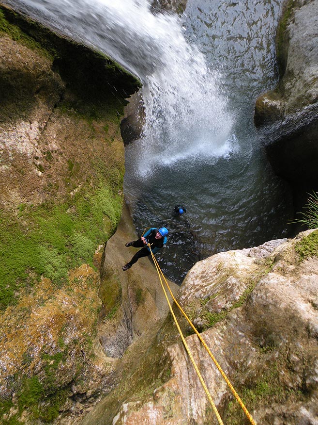 un rappel dans le canyon de l'Alloix en Chartreuse