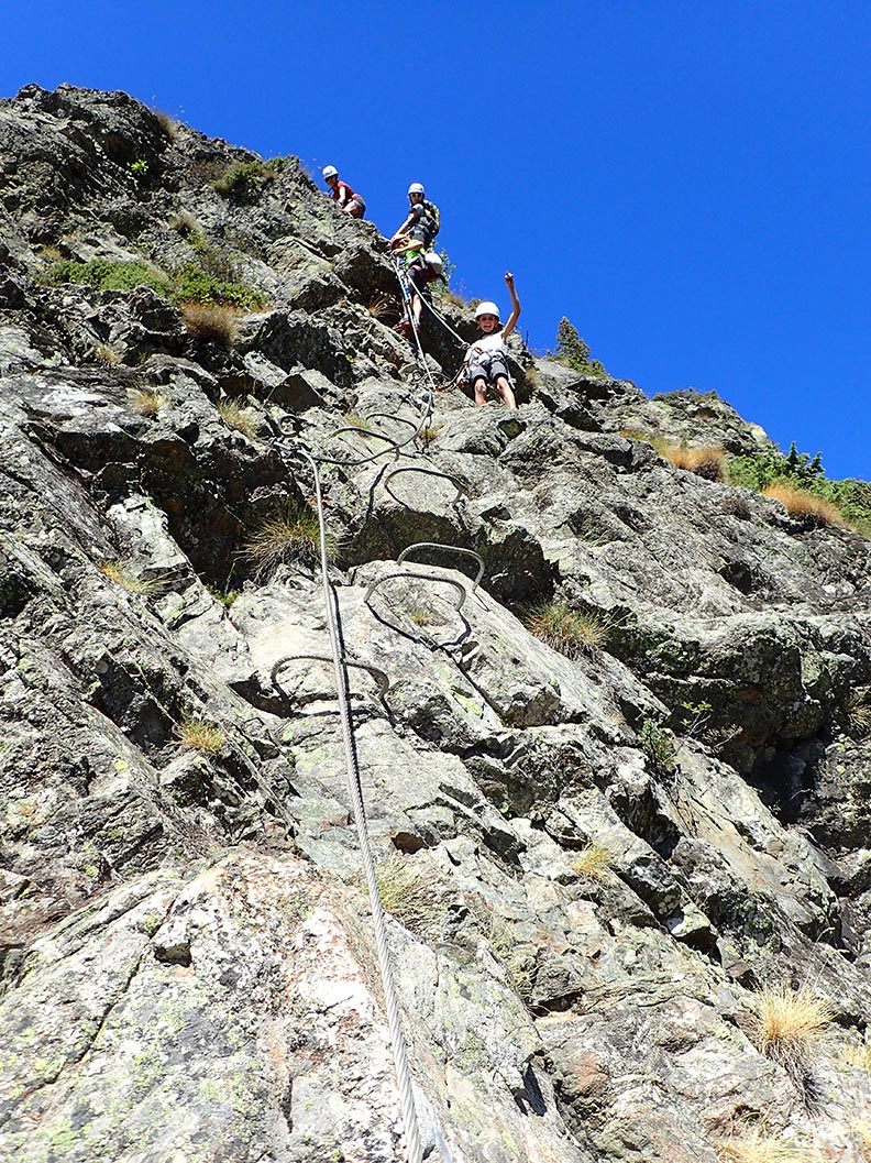 un groupe dans la via ferrata en Oisans