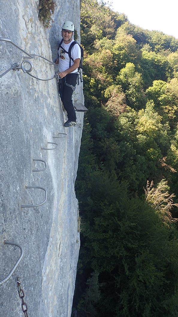 du vide sous les pieds en via ferrata du col du chat