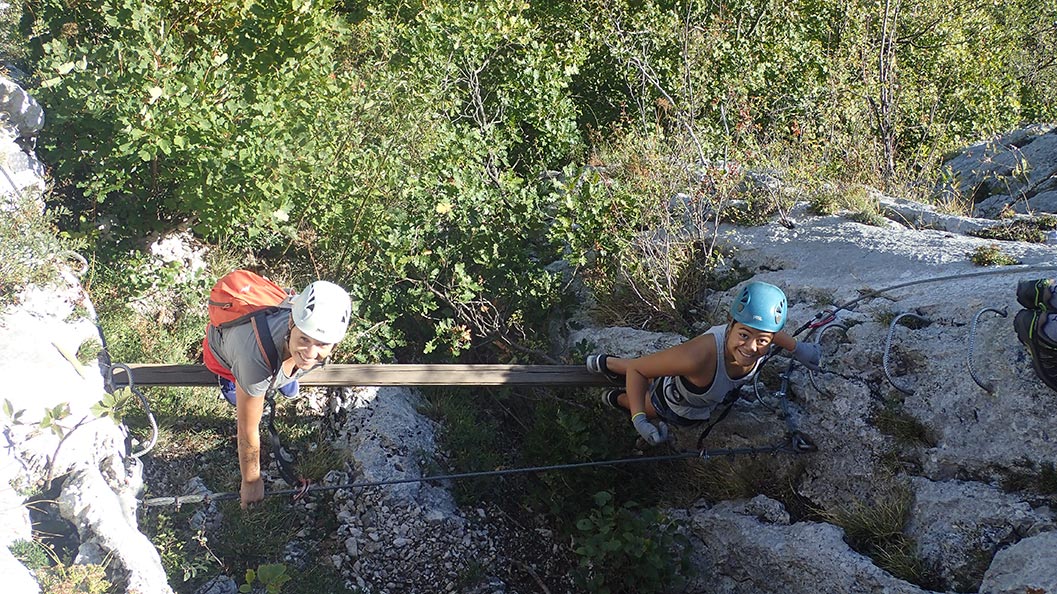 une poutre dans cette via ferrata du col du chat