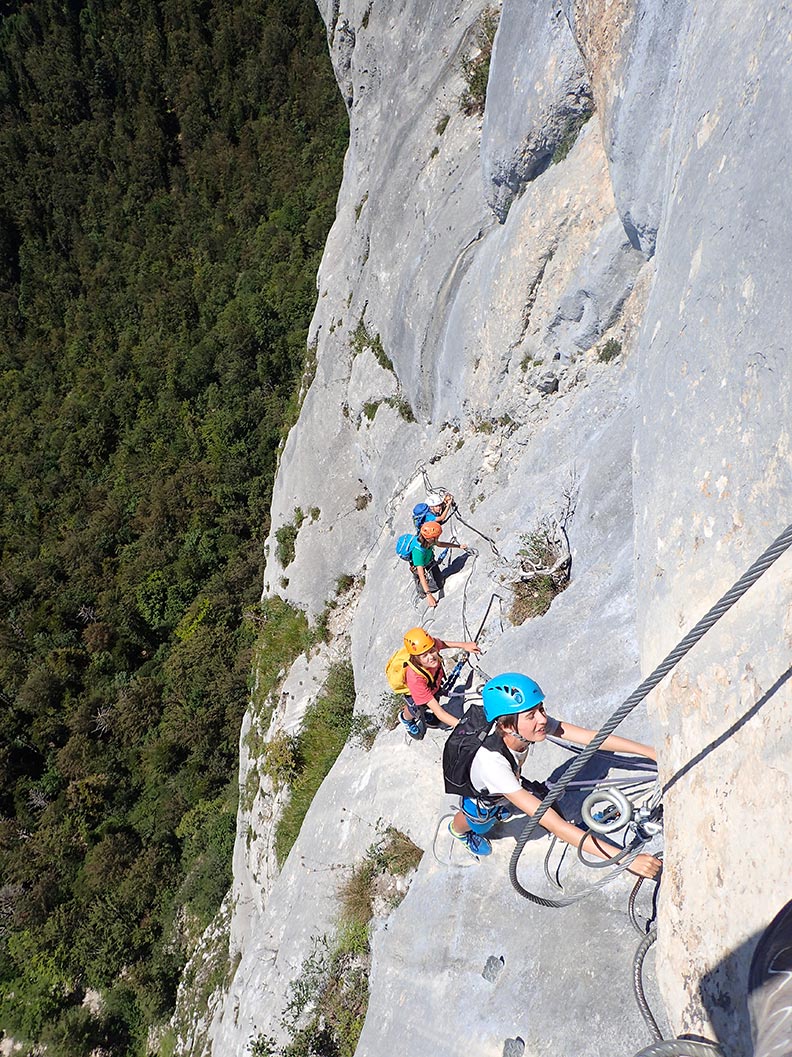 ambiance dans la via ferrata Roche Veyrand