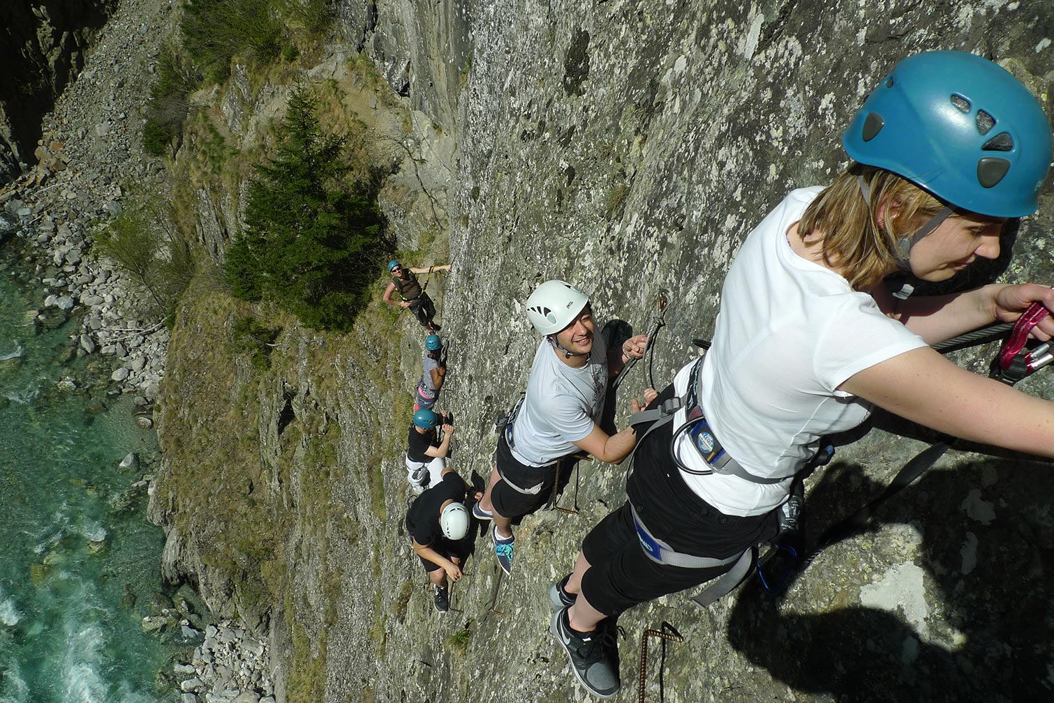 la montée dans la via ferrata de St Christophe en Oisans proche de grenoble