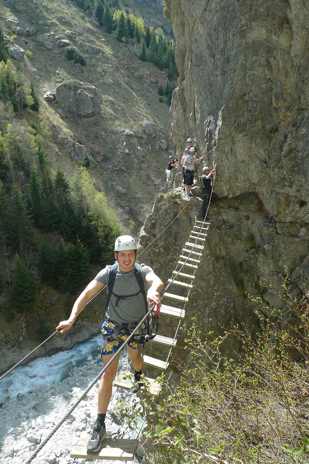 une passerelle en via ferrata en oisans