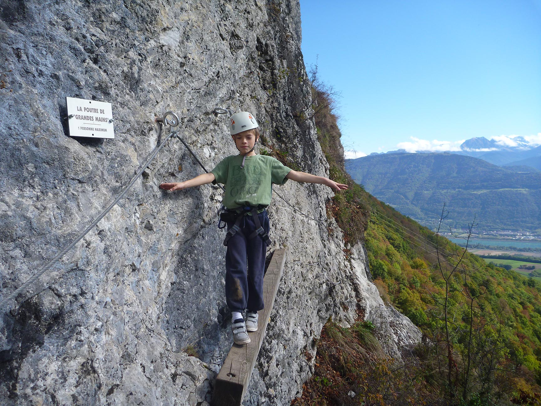 un jeune dans la via ferrata e st vincent de mercuze à grenoble