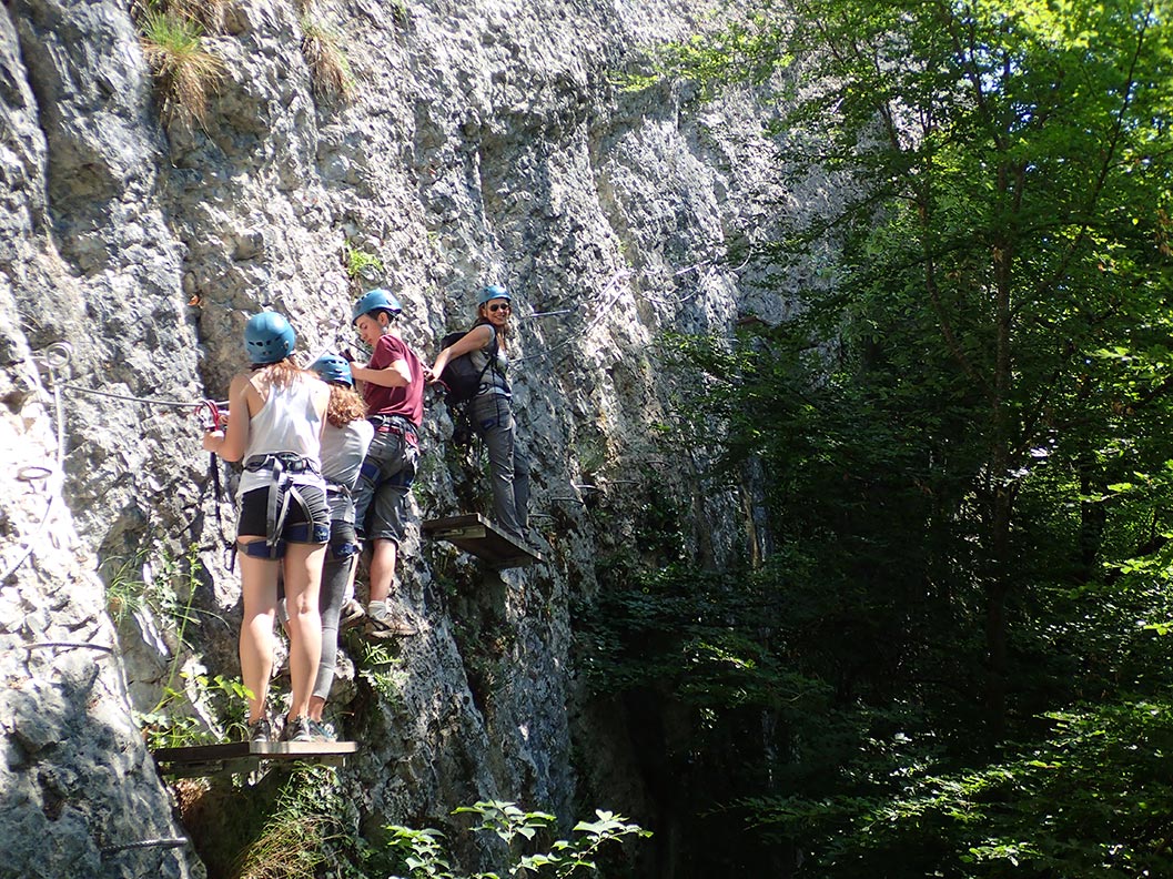 Un groupe en via ferrata à grenoble