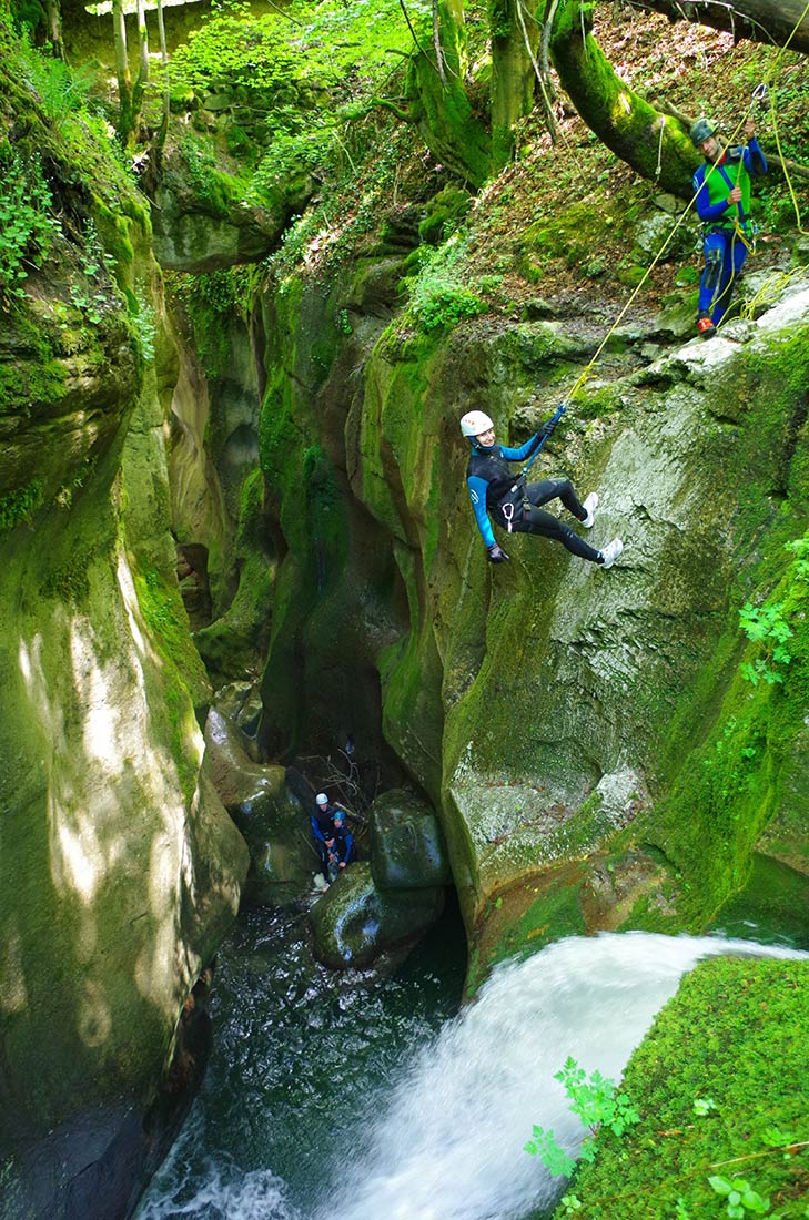 première descente en rappel en isère, ici dans le canyon du Furon