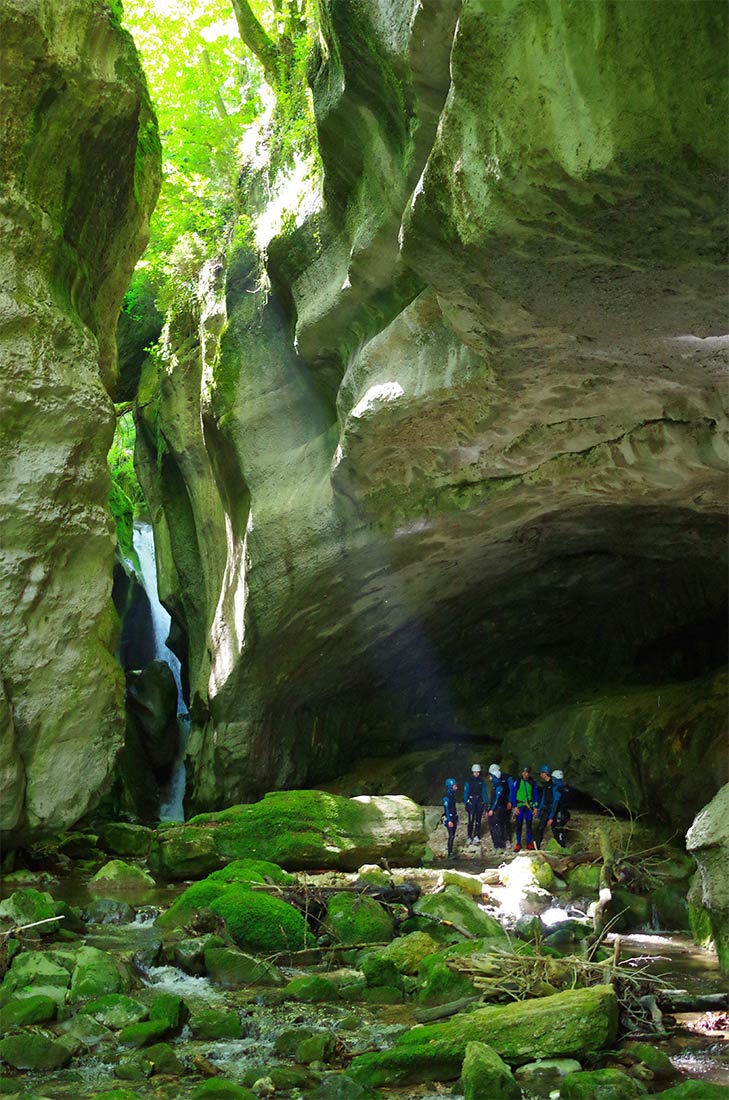 rayon du soleil à l'entrée du canyoning