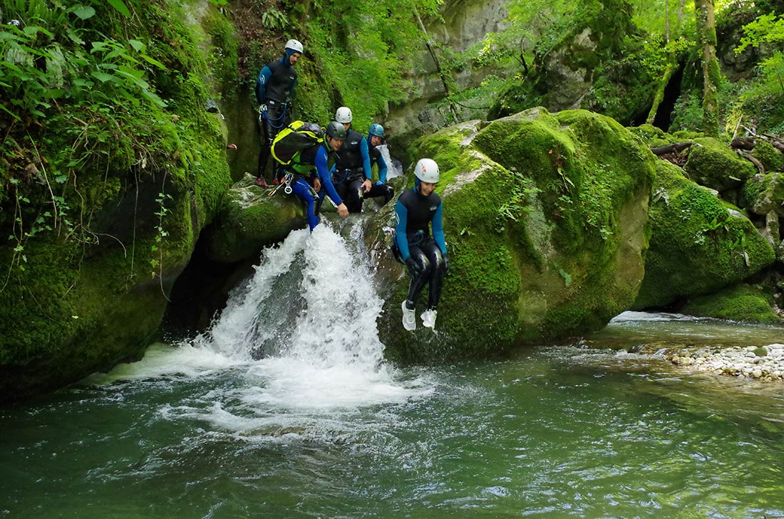 au milieu du canyon du furon à grenoble