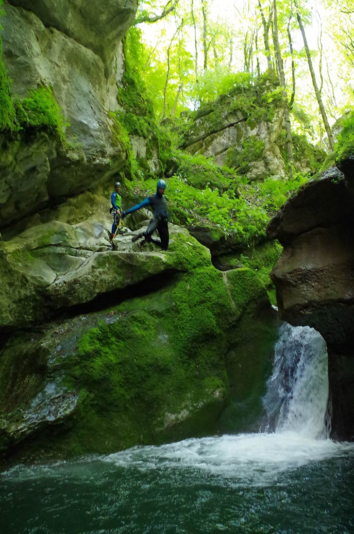 le saut de la piscine dans le canyon phare de grenoble