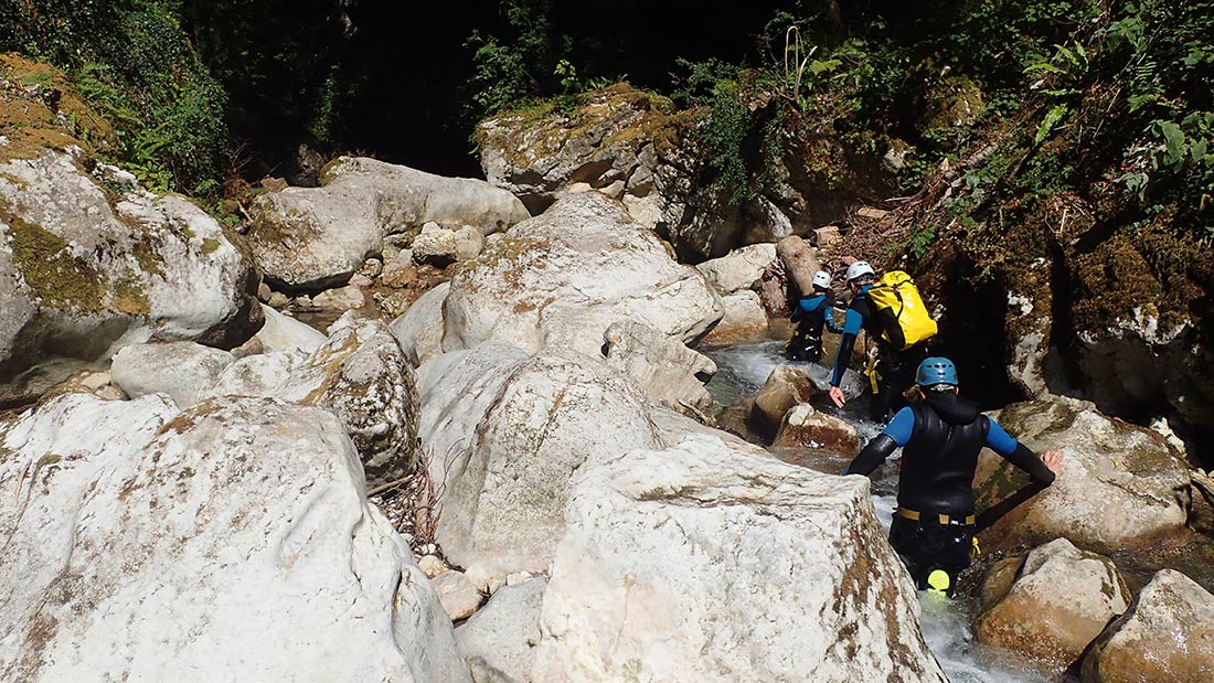 marche dans les blocs au canyon du Furon