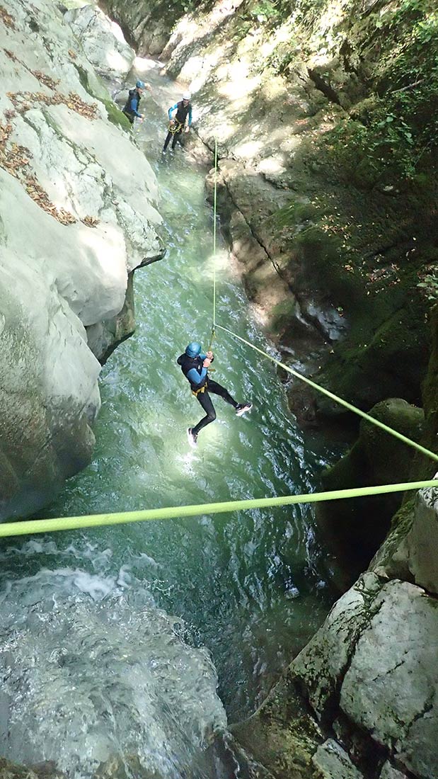 tyrolienne en canyoning, ici dans le canyon du furon à grenoble