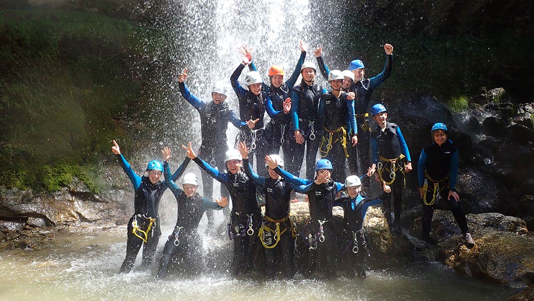 douche sous la cascade du canyon des Ecouges