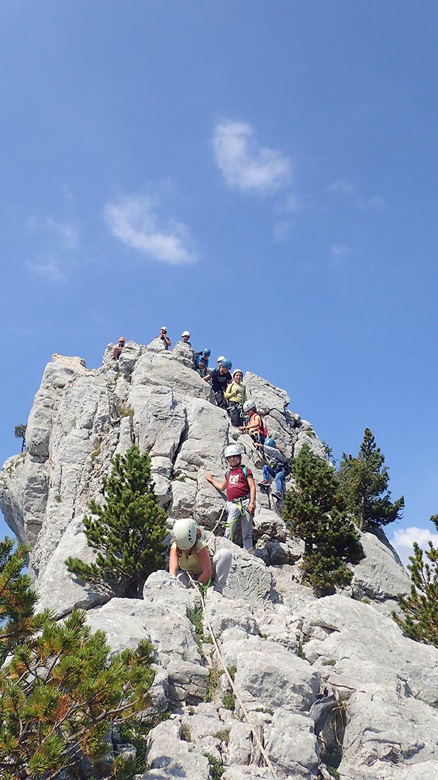 descente d'un groupe dans la via corda des 3 Pucelles dans le Vercors