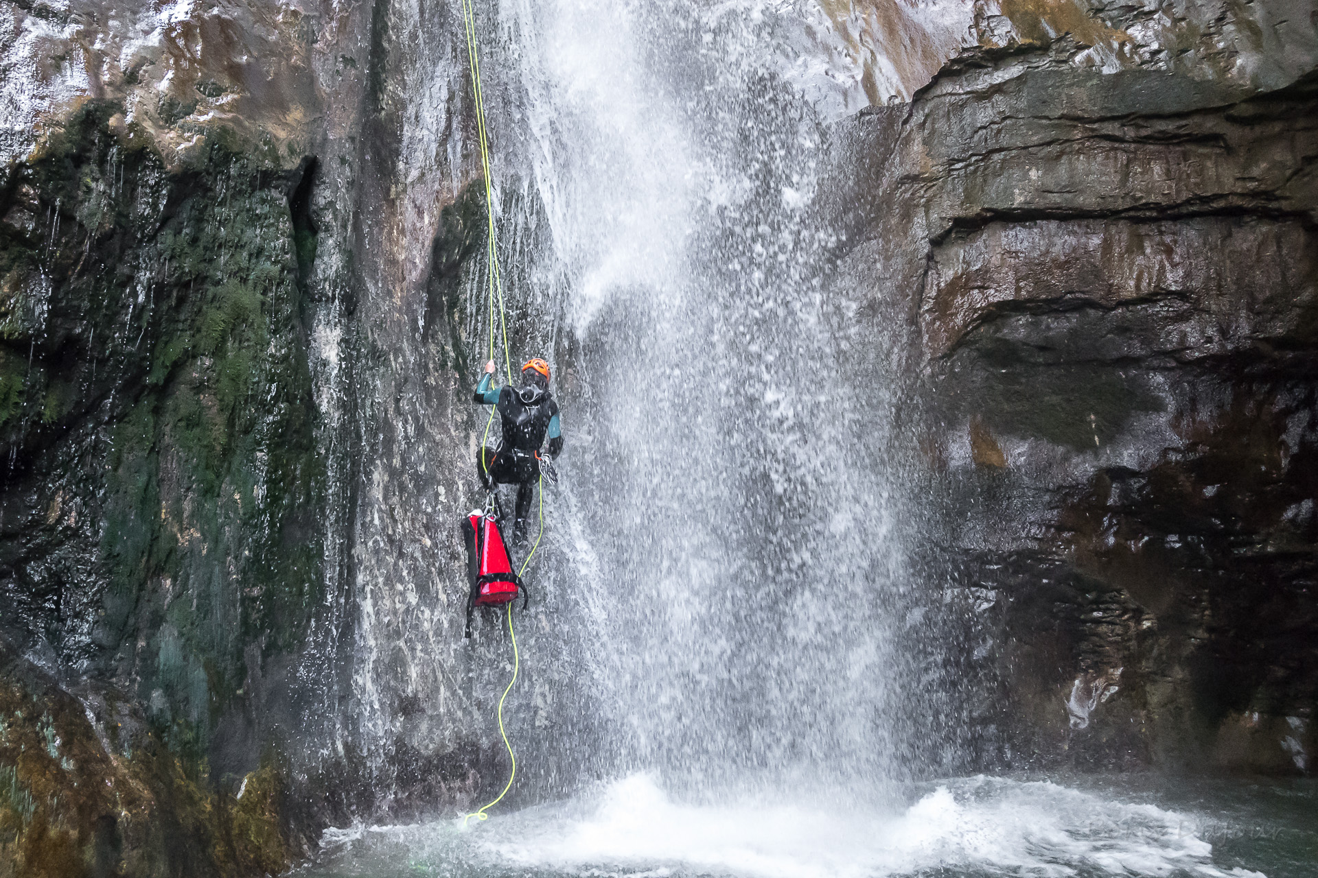 un rappel des rappel dans le canyon des ecouges