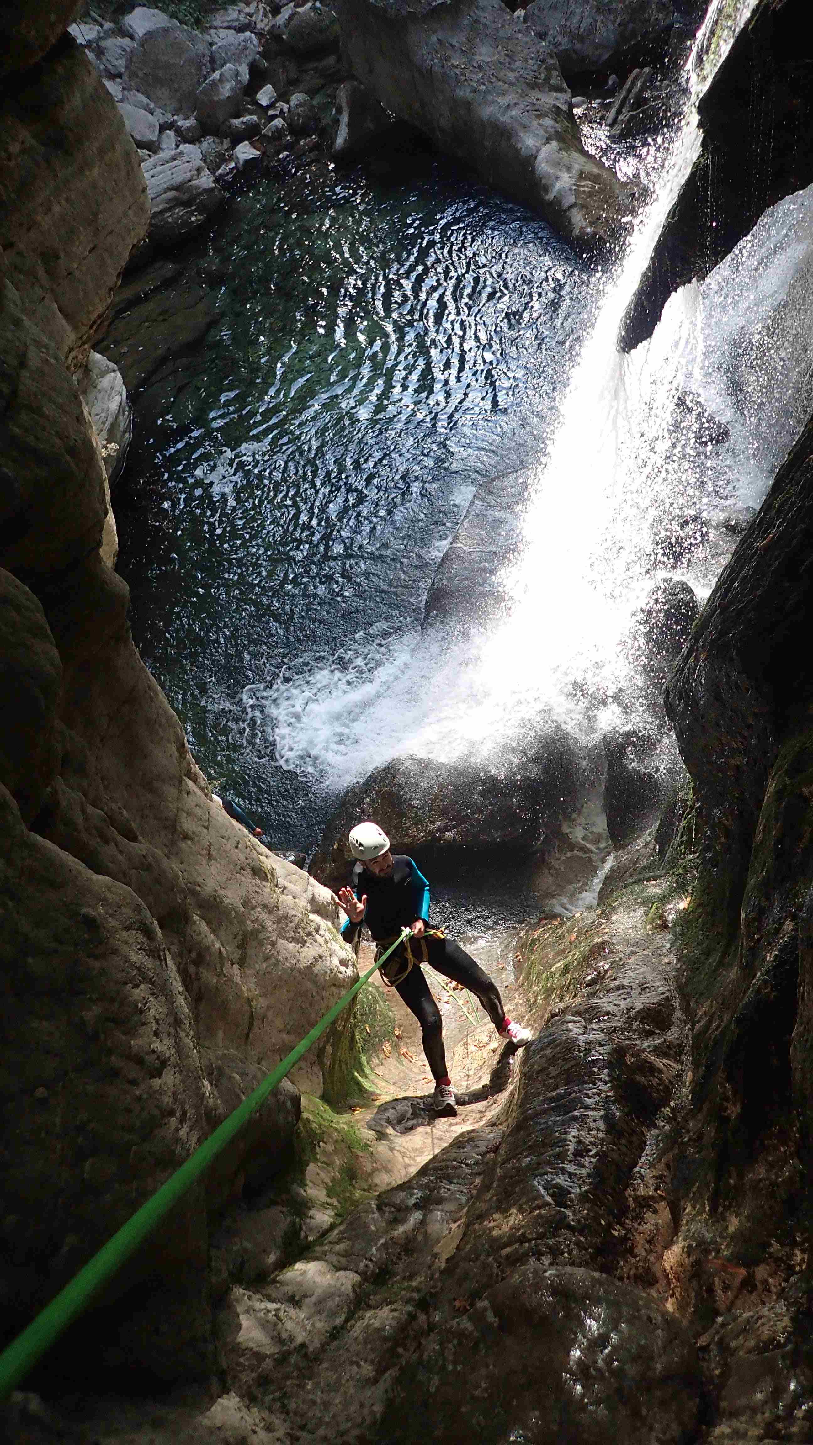 rappel sous cascade en canyon